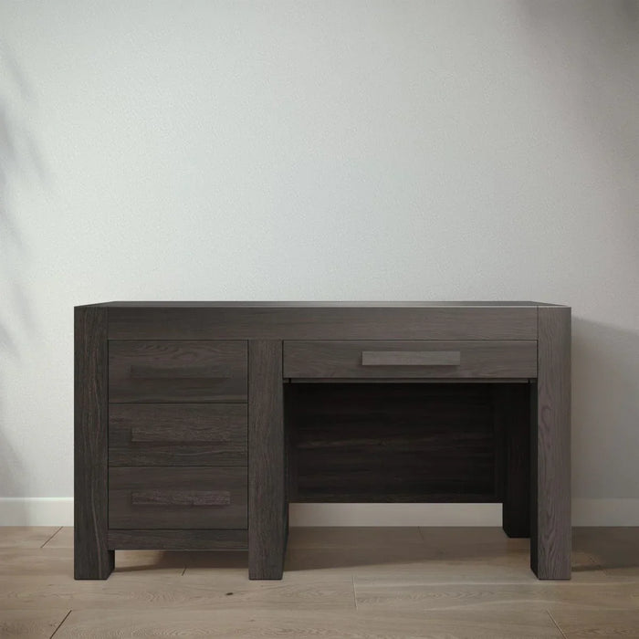 Romina Ventianni Desk